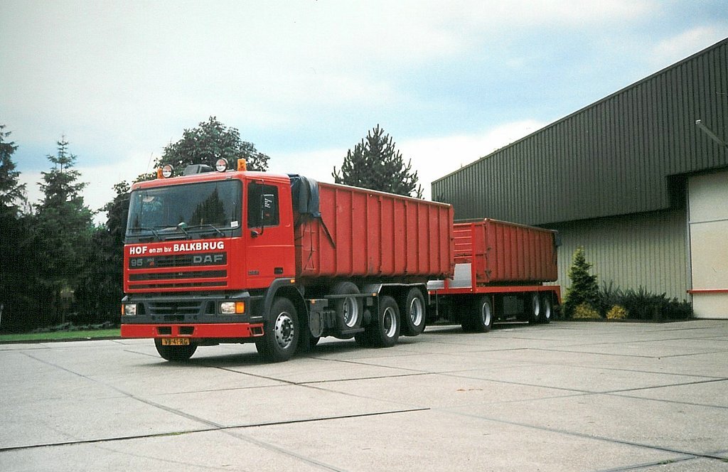 DAF 95.350 met container en aanhanger