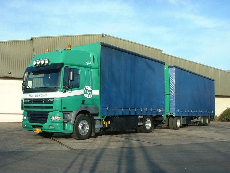 DAF CF vrachtwagen met blauwe tautliner-opbouw van Hof Balkbrug